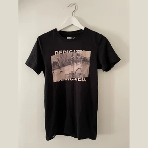 Dedicated t-shirt  - T-shirt från Dedicated i svart med beiget tryck på bröstet. Storlek XS men passar även mig som är S. Nypris 400kr, säljer för 100kr + frakt (frakten kan variera utöver skrivet pris). 