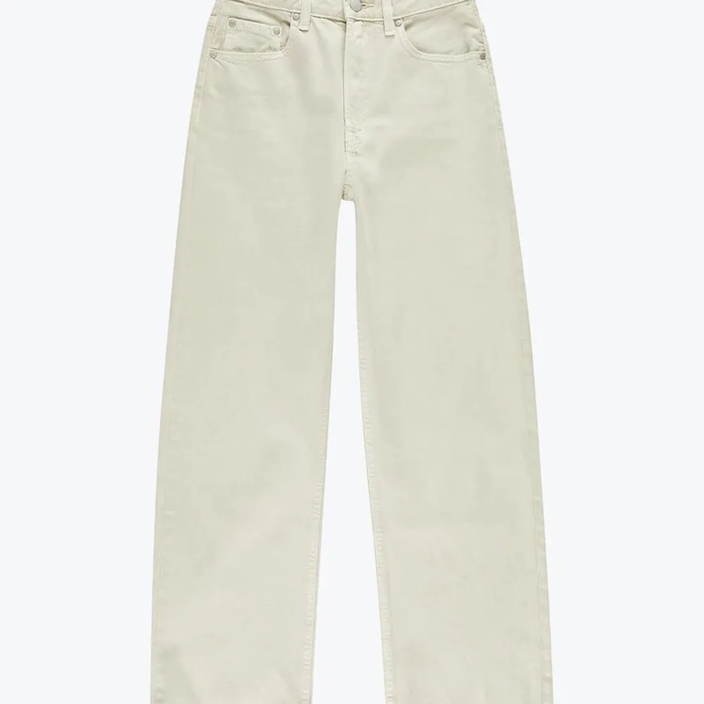 Snygga jeans från carlings. Färgen är ungefär vanilj vit. Perfekt nu till sommaren! Längden är bra på mig som är ca 172. Jeansen är i storlek xs men passar mig som är s. Väl använda men inga defekter💗. Jeans & Byxor.
