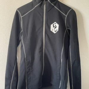 Svart tröja  - En svart tröja med ett tryck energi på på ryggen och ett litet tryck på framsidan