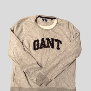 Gant tröja Dam - Gant tröja med guld detaljer vid bokstäverna, vid mer info eller bilder kontakta gärna oss!