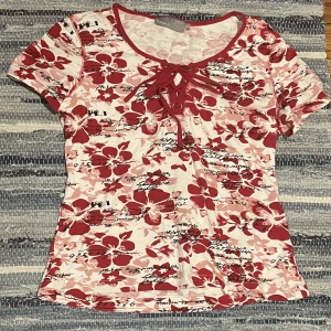 somrig t-shirt - vit t-shirt med röd blommor och knytning fram. 