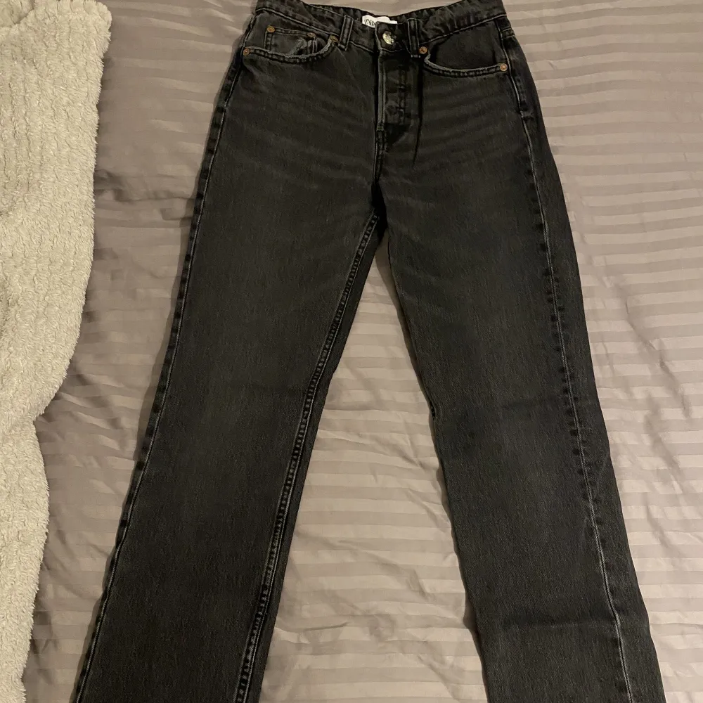 Super fina populära zara jeans!!💕Dom är bekväma och är i mycket bra skick bra i längden för mig som är 168, säljer pga är för små för mig. Kontakta gärna för frågor och fler bilder!💕Pris kan diskuteras.. Jeans & Byxor.