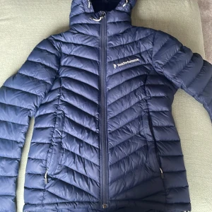 Peak performance jacka - Jag säljer en knappt använd Peak Performance jacka som är köpt för 2250kr. Väldigt bra skick och väldigt fin jacka
