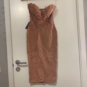 Superfin Midklänning  - Super fina klänningen som är köpt från Rare London och helt oanvänd med prislapp på. Den har vaddering vid bysten som kan tas bort om man föredrar det! Färgen visas inte såbra i bilderna men den är puderrosa, även väldigt stretchig och formar kroppen fint