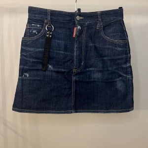 Jeanskjol från Dsquared2 - Världens snyggaste jeanskjol från Dsquared2. Inköpt på Cenino Donna i Helsingborg för ett par år sedan. Sparsamt använd i jättefint skick. Storlek 42 i Italienska storlekar. Skulle säga att det motsvarar en storlek 38!