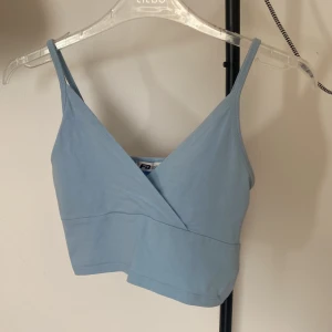 Blå topp - Sparsamt använd pastellblå topp!💙