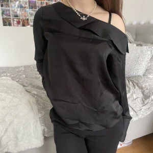 satin topp - svart satinklänning med vida armar från Gina tricot 🖤 fint skick