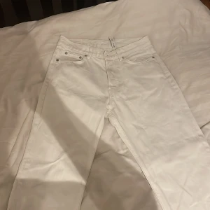 Weekday space  - Säljer mina vita weekday jeans, använd några ggr
