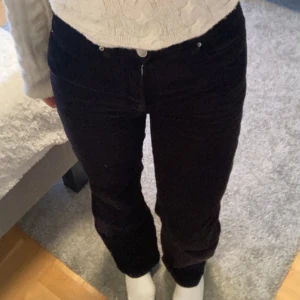 Svarta manchesterbyxor  - Svarta manchesterbyxor från Bikbok😇 Väldigt sköna o supersnyggt basplagg. Sitter bra i längden på mig som är 170, pris kan diskuteras🥰