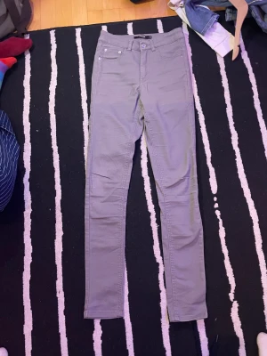 Gråa jeans från BikBok - Gråa jeans från BokBok Aldrig använda Storlek XS