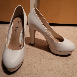 Vita klackar  - Säljer nu mina vita klackar i storlek 37. Bara använda en gång för typ 5 år sen och bara stått i garderoben sen dess