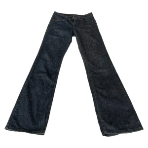 Jeans - Jeans från st Oliver, står ingen storlek i tyvärr men passar mig som är en s. Något slitna längst ner (se bild 3) Innerbenslängd: 83 cm  Midja: 38 cm rakt över FLER JEANS PÅ MIN SIDA! 💕