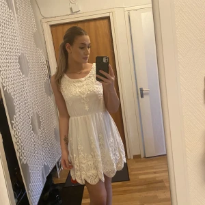 Nly Blush klänning  - Jättefin klänning till alla sorters evenemang. Riktigt skön med resor vid midjan så den sitter inte åt