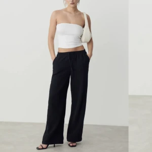 Linnebyxor från Gina tricot  - Säljer mina fina linnebyxor från Gina Tricot i strl 34 då de tyvärr har blivit för små för mig. Säljer för 250kr 💕💕Lappen där storleken står har gått av på ena sidan, men det är inget som märks av ✨