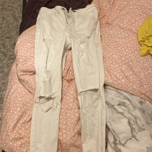 Hollister jeans  - Säljer ett par hollister jeans som var populära innan. Nypris 399 säljer för 100