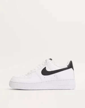 Nike Air Force 1 - Nike Air Force 1 med svart märke. Smutsiga men annars fint skick.