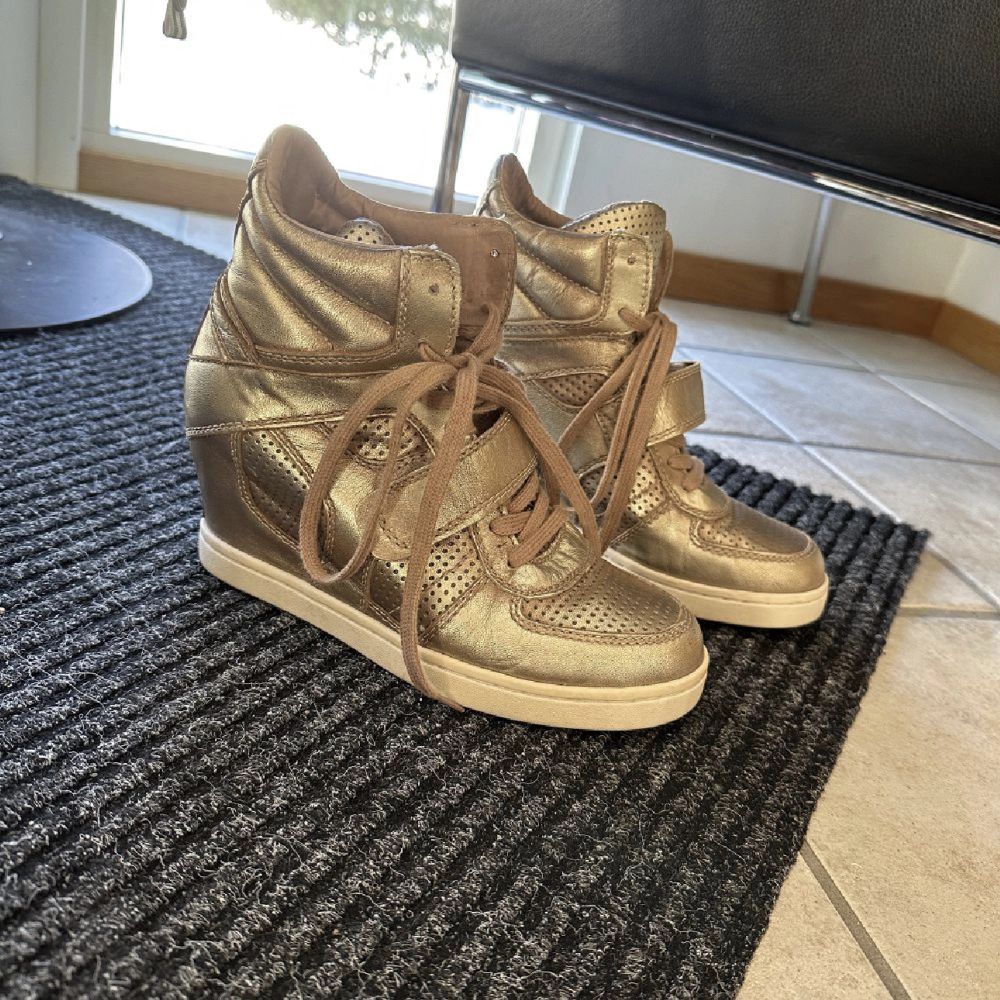 Guld Sneakers kilklack - - | Plick Second Hand