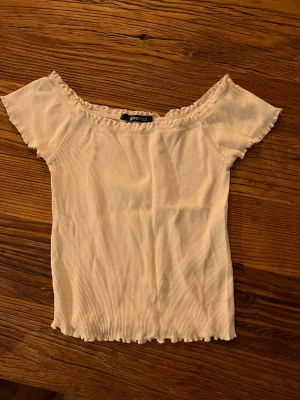 Paket med två toppar  - Croppade vid naveln/midjan beroende på hur lång man är 