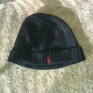 Polo Ralph lauren mössa - Äkta Ralph lauren mössa till salu kontanter och Swish går lika bra Bra skick på mössan 