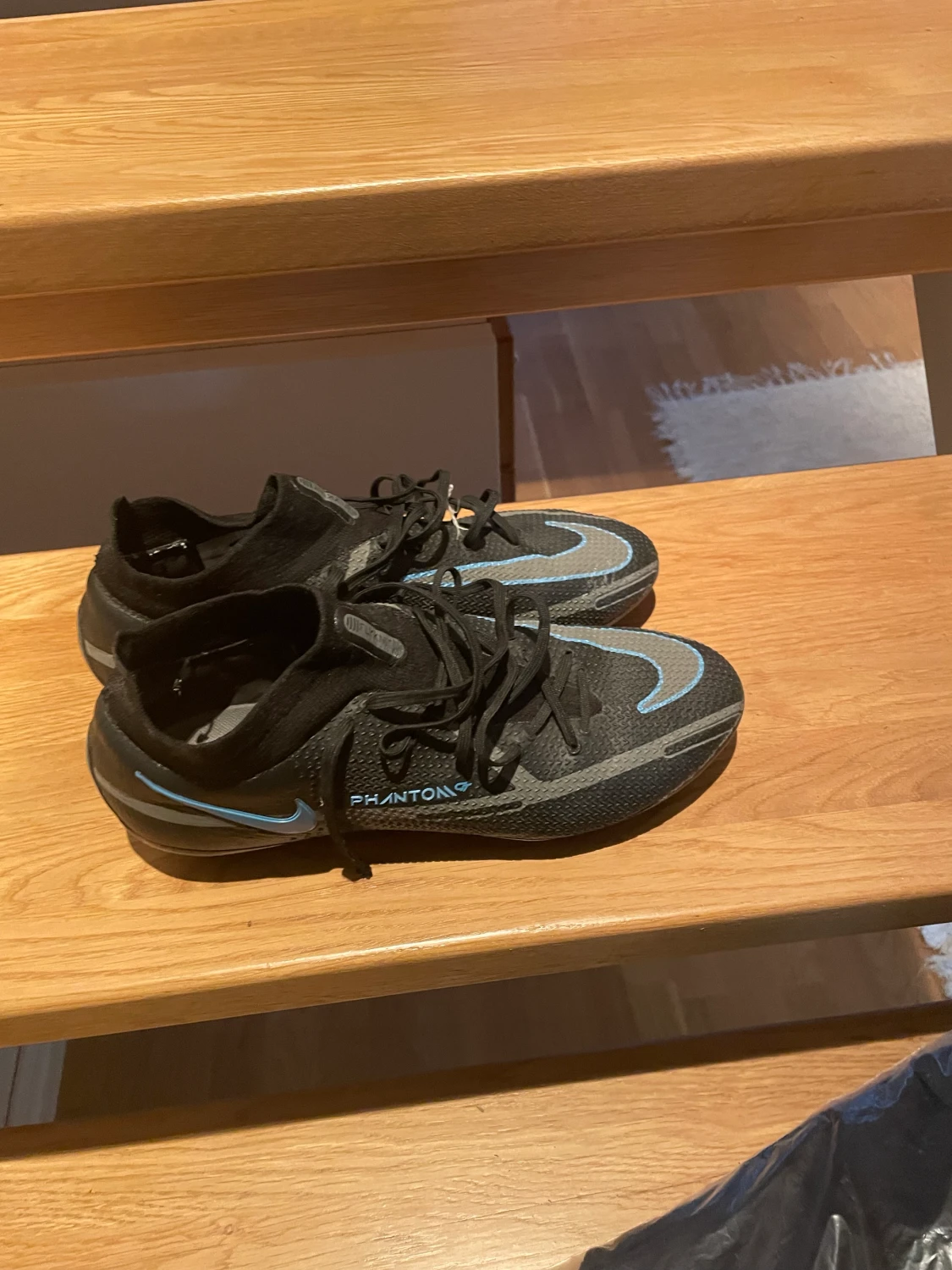 Säljer äkta fotbollsskor  - 90