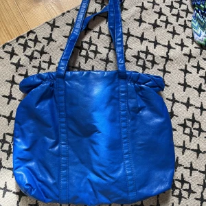handväska - jätte snygg vintage handväska, bra skick, frakt tillkommer återkommer om den kostnaden