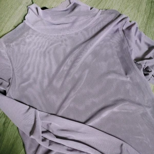 Tunn turtleneck base layser - Lila turtleneck. Storlek M. Genomskinlig så brukar själv använda den under t-shirt. Är i mycket bra skick.