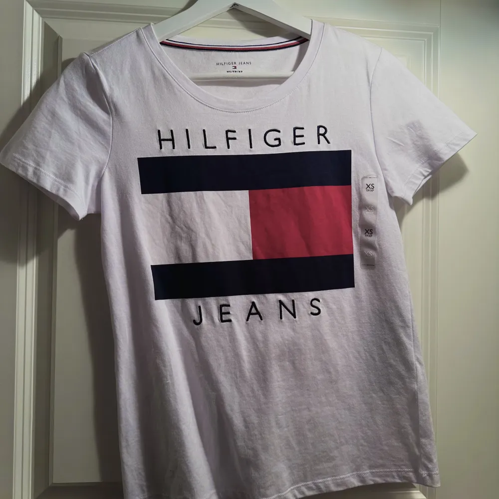 Helt ny vit Tommy Hilfiger t-shirt. Lapp fortfarande kvar. T-shirts.