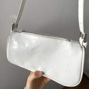 Gina väska  - Vit Gina väska, använd fåtal gånger! 🤍🤍 perfekt till studenten eller till vår och sommar!🥰 