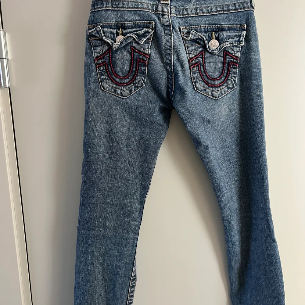 True Religion jeans skinny. Varsamt använda. Lowwaist. Röd detailjer på fickorna i bak.  Stlk 25.. Jeans & Byxor.