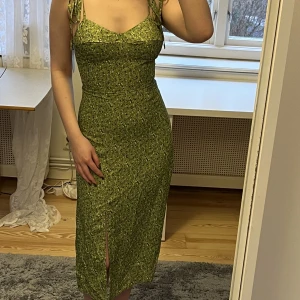 Sommarklänning  - Superfin sommarklänning från Cider som tyvärr är för liten. Endast testad med lappen på. Hör gärna av dig om du har frågor!