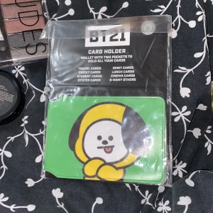 Bt21 korthållare - Intressekoll på min jättesöta korthållare från BT21 (BTS). Är helt ny men är osäker om jag vill sälja. Kom med bud🫶🏽 köparen står för frakten 