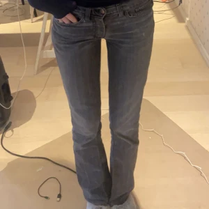 Acne jeans - Säljer mina gråa lågmidjade acne jeans eftersom jag inte använder dem längre . Dem är i jätte bra skick . Skriv vid frågor 💗