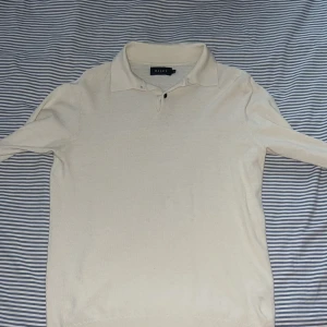 Riley Piké  - En långärmad stickad pike från Riley. Använd ett fåtal gånger och är i mycket fint skick. Köpt på brothers för 999