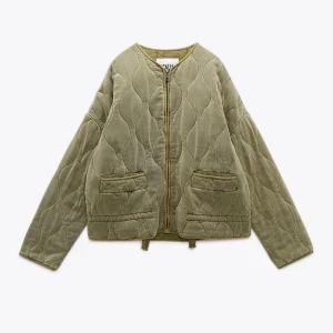 Vadderad grön jacka Zara - Säljer denna skitsnygga jacka från Zara som är slutsåld men helt nyköpt! Säljer den pga att jag beställde fel storlek. Den är i storlek S - buda på!