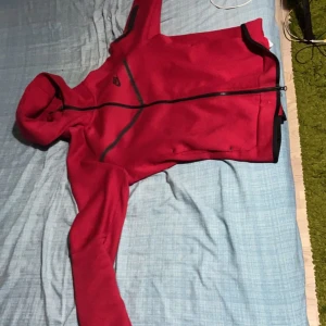 Nike tech fleece röd  - Säljer min röda Nike tech fleece eftersom jag vill ha någon annan färg. Storlek Medium, andvänt fåtal. Nypris 1350kr.