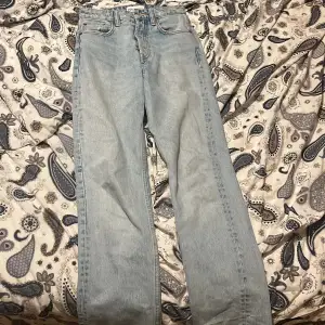 Hej! Jag tänkte kolla om någon är intresserad utav dessa midrise jeans från zara😍 Dem är upp klippta till någon som är ca 160 och väldigt fint skick!❤️ Säljer för 150 plus frakt👌🏽 skriv till mig om du är intresserad👍🏼