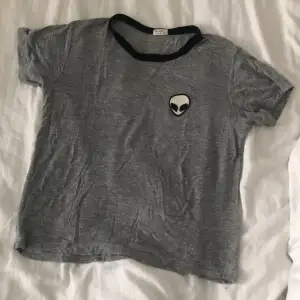 T shirt från Brandy Melville i ny-skick. Något ”cropped” i formen, passar S-M men är också väldigt stretchig. 