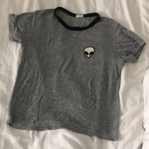 Brandy Melville T-shirt - T shirt från Brandy Melville i ny-skick. Något ”cropped” i formen, passar S-M men är också väldigt stretchig. 