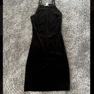 Klänning - Hej!💖  Säljer nu denna charmiga klänningen. Storlek S💖