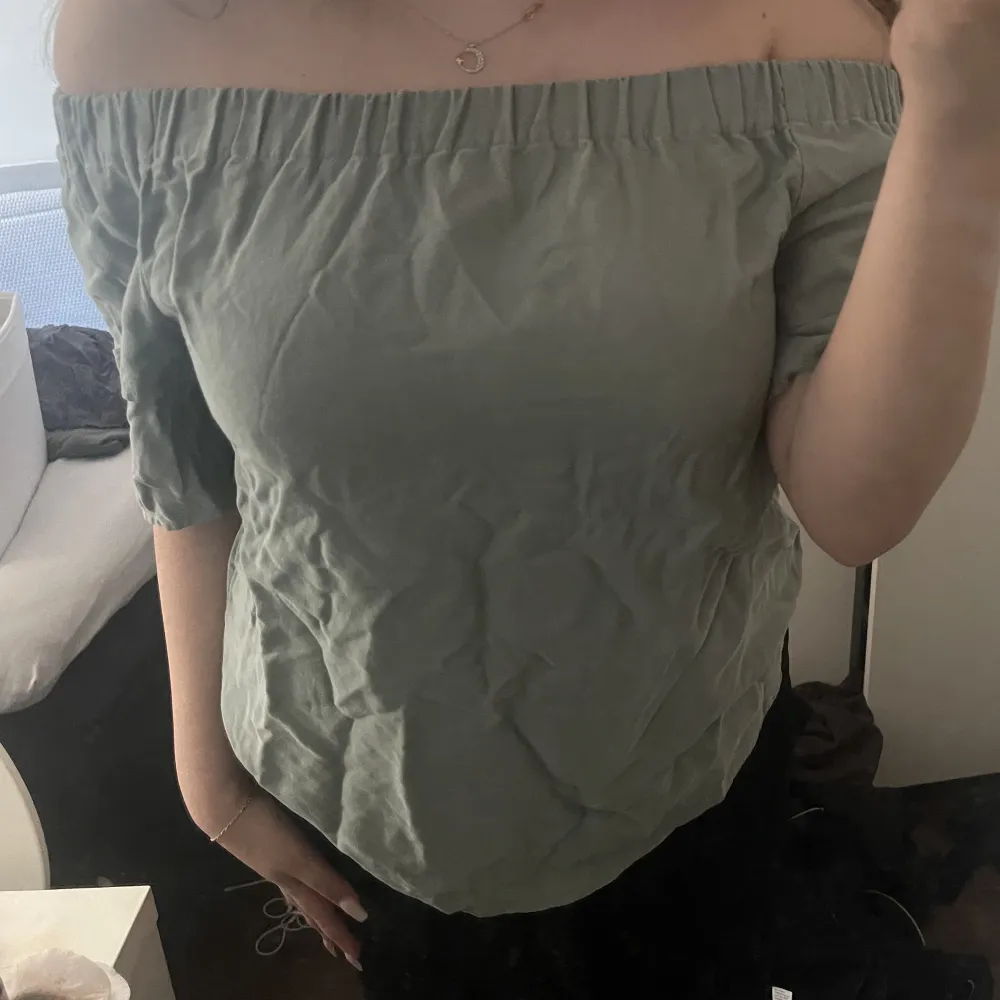 En offshoulder tshirt i mintgrön färg. Volanger på ärmarna. Stryker självklart innan jag fraktar. . T-shirts.