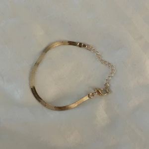 guld armband - Oanvänt guldarmband säljer då jag inte använder guld smycken. De är inte äkta guld men fortfarande bra kvalitet.🫶🏼 Frakt tillkommer på 15kr💞
