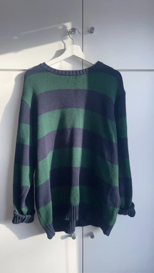 randig tröja brandy melville - randig stickad tröja från brandy melville 😍 den är onesize men ganska oversize så den passar de flesta ☺️ skriv för mer info eller bilder