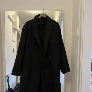 Loosfit coat storlek S Köpt för 1100 använd 1 gång.