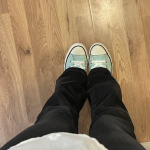 Converse - Superfina converse i ljusblå/mintgrön💘 bra skick men något smutsiga, dock inget man tänker på! Storlek 37 men passar även mig som har 38💞pris kan diskuteras 