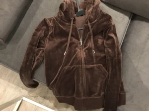 Juciy har byxorna också bud mig vid pris  - Köptes december 2022 för Några månader sen har aldrig tvättat bara byxorna men matrialet känns fluffigt o helt nytt bud mig på pris skriv om ni har frågor 