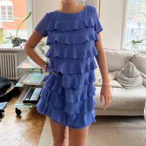 Volangklänning! - Snygg blå volangklänning! 