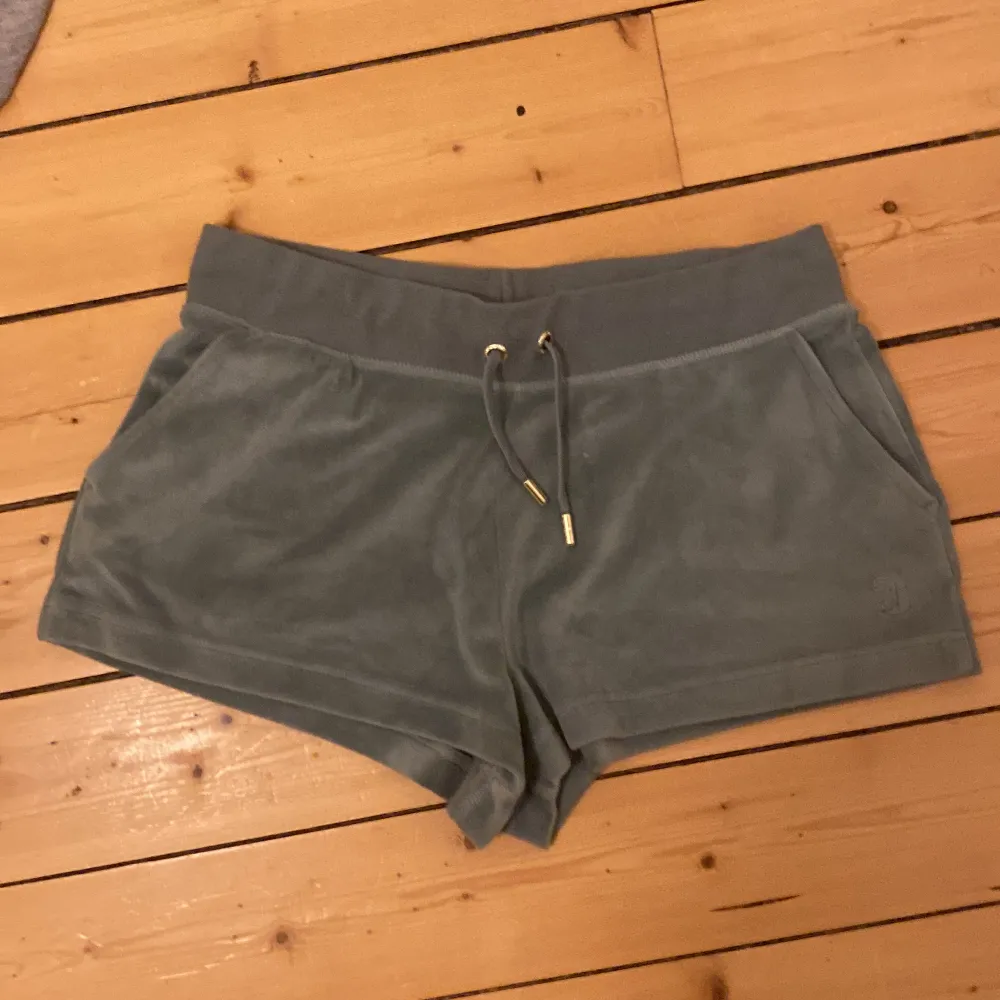 Jättefina juicy shorts som jag köpte förra sommaren föratt matcha mitt gröna juciy sett, jag har två par så demma är nästan oanvända!. Shorts.