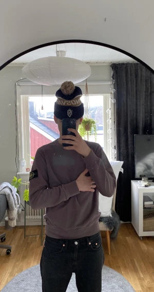 Stone island - Säljer min stone island crewneck tröja då den blivit förliten, knappt använd. Fint skick, inga skavanker, hål eller liknande. Storlek S, finns i sundsvall, men kan även frakta. Kan gå ner i pris vid snabb affär. Byten kan också vara intressant