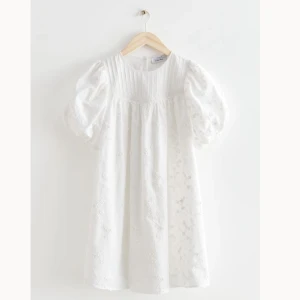 Studentklänning från &other stories - Jättefin vit klänning från & other stories. Helt oanvänd med lappen kvar. Fungerar perfekt till studenten eller bara som sommarklänning. Säljer då jag hittat en annan jag ska ha på min student. Orginalpris är 890kr. Skriv gärna för fler bilder.💗💗