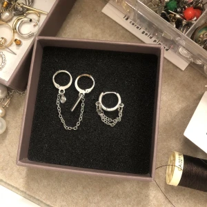 Örhängen -  1: 60kr 2: 50kr, vet inte vart jag köpte dem men den andra tror jag är från Edblad❤️frakt:25kr